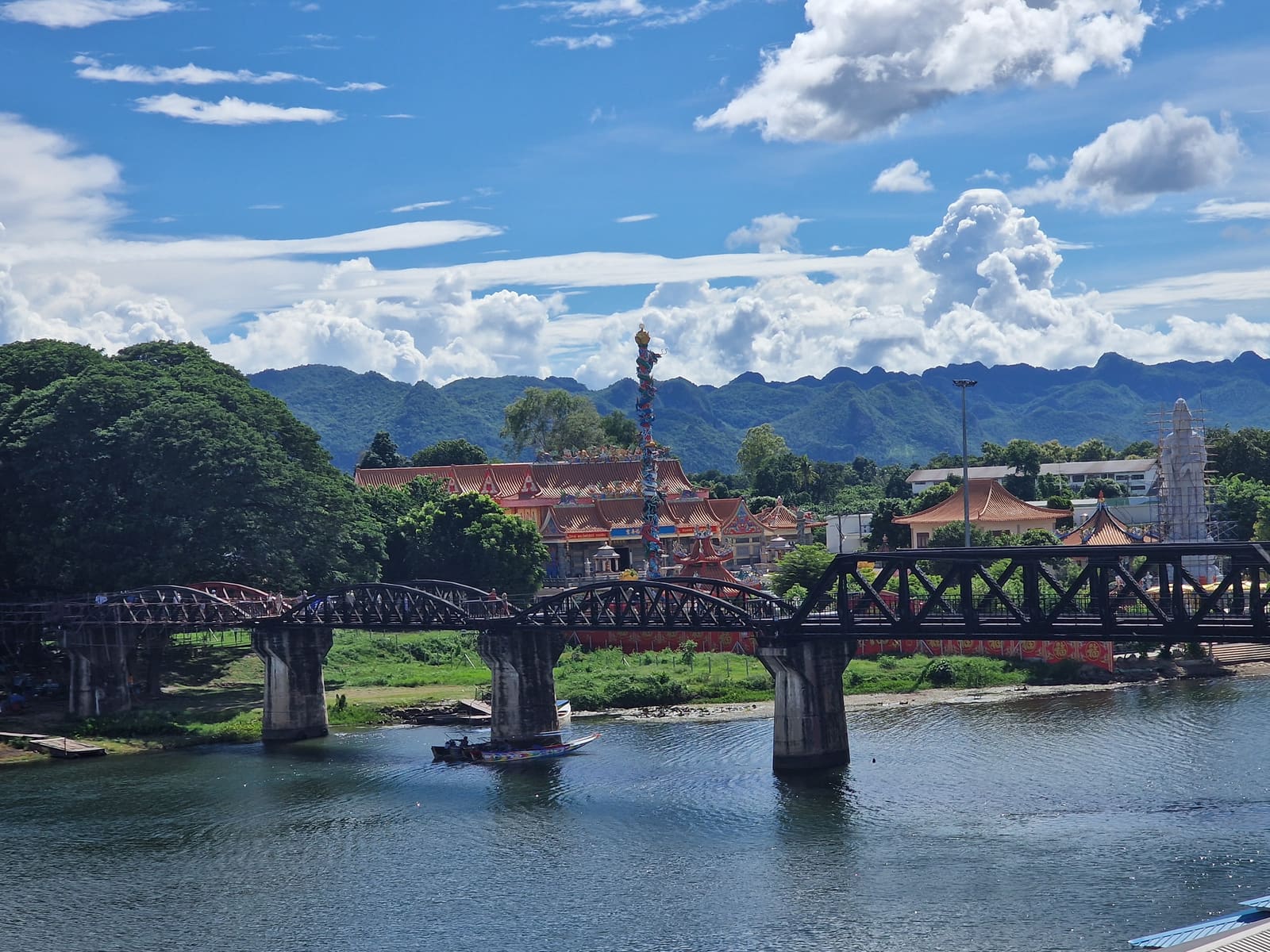静水中的大桥倒影 — 桂河大桥 River Kwai Bridge，Kanchanaburi 北碧，Thailand