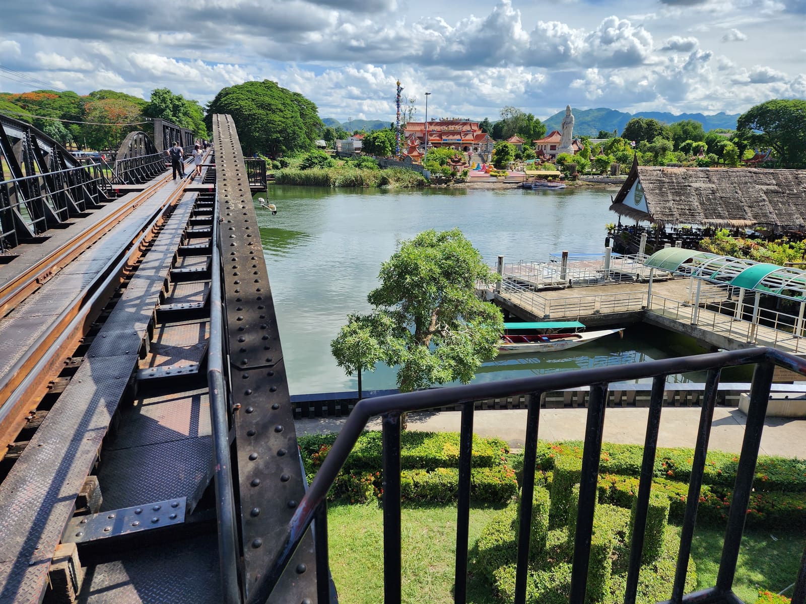 日出时的钢桁架 — 桂河大桥 River Kwai Bridge，Kanchanaburi 北碧，Thailand