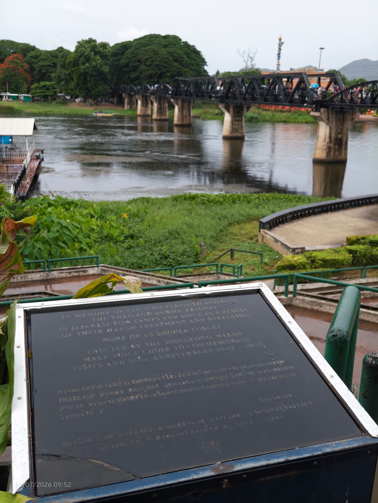 河岸沿线的船只与桥 — 桂河大桥 River Kwai Bridge，Kanchanaburi 北碧，Thailand