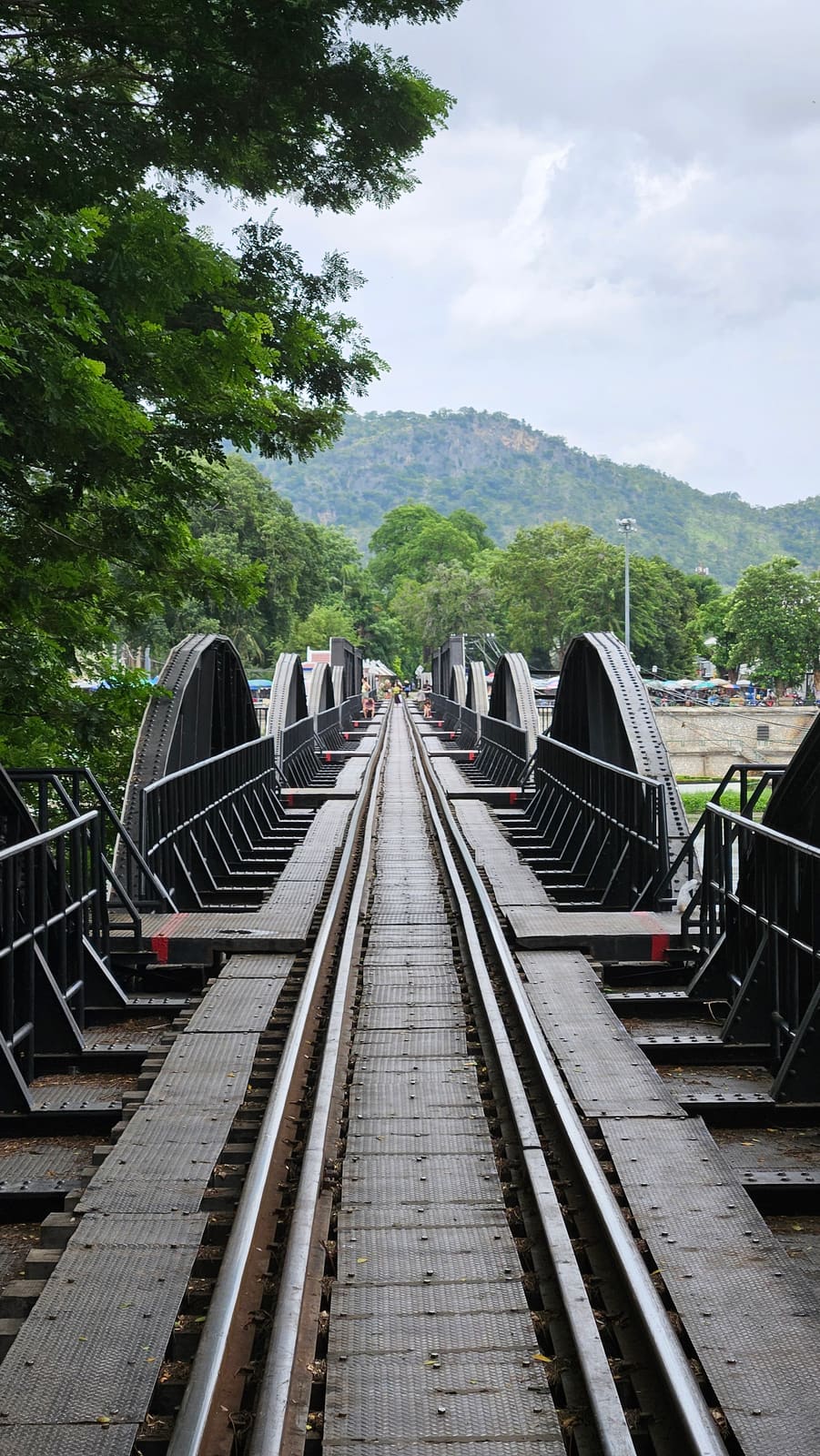 驶过大桥的列车 — 桂河大桥 River Kwai Bridge，Kanchanaburi 北碧，Thailand