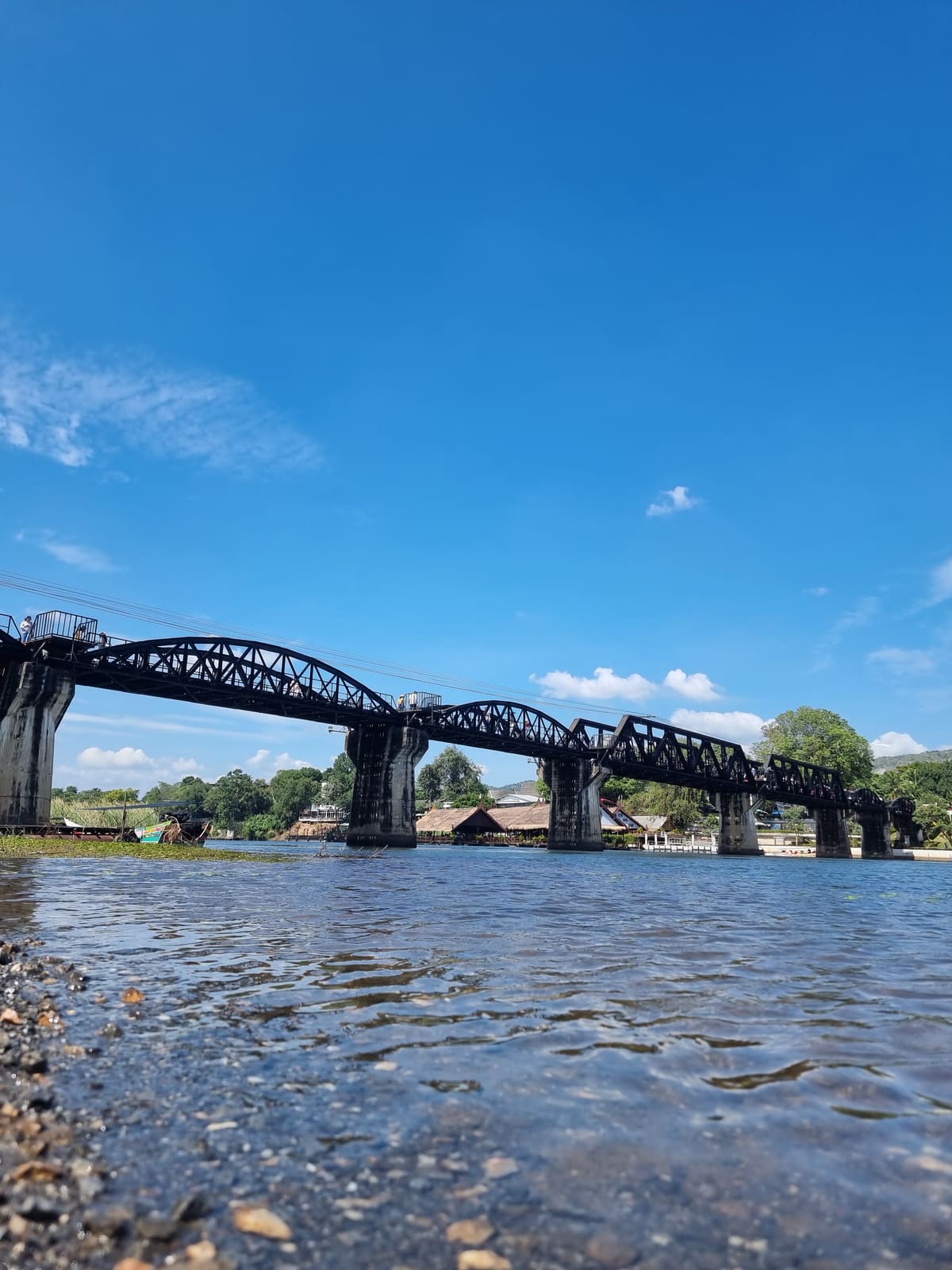 桥下的长尾船 — 桂河大桥 River Kwai Bridge，Kanchanaburi 北碧，Thailand